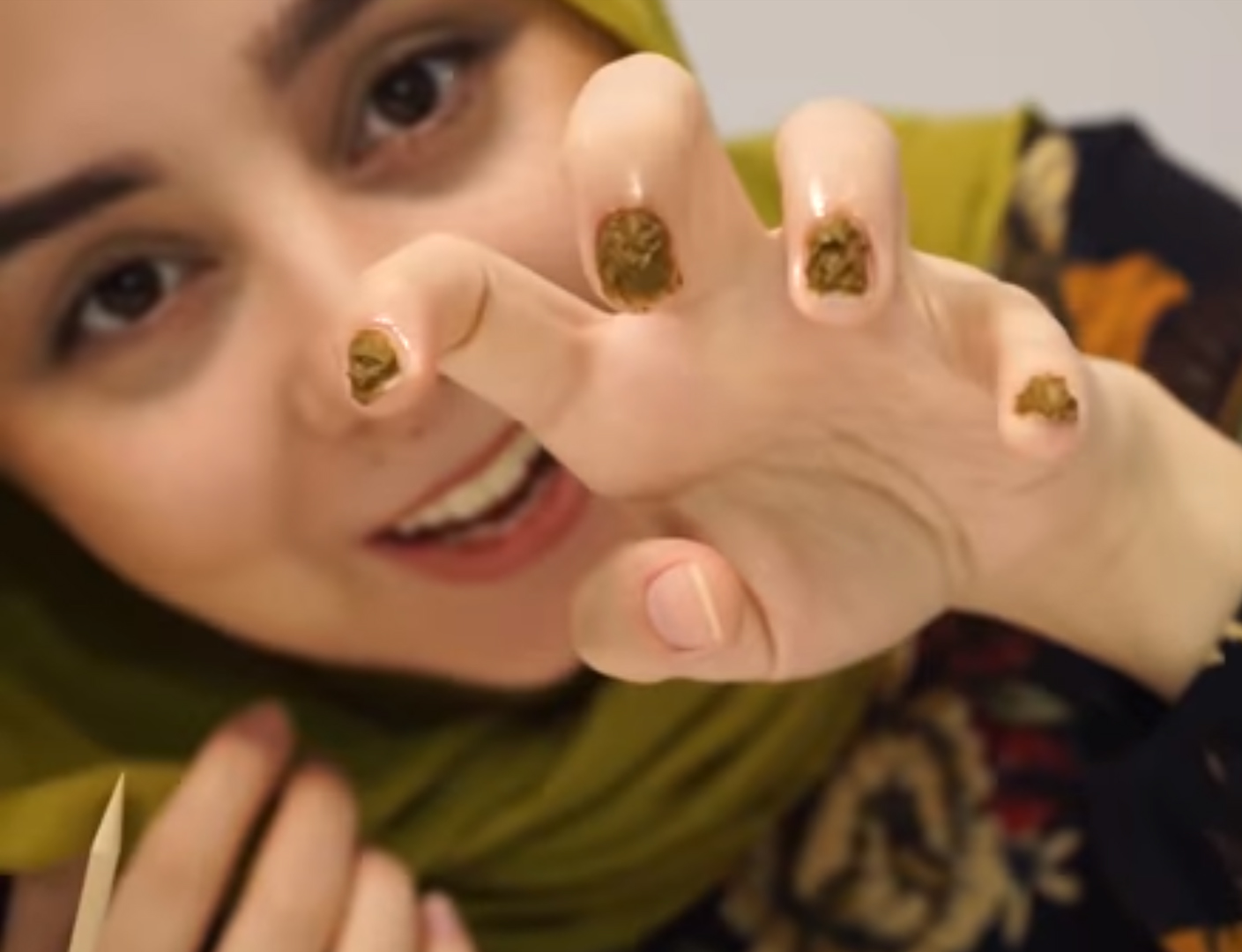 Мусульманские ногти. Хна для ногтей для мусульманок. Красить ногти хной. Ногти накрашенные хной.